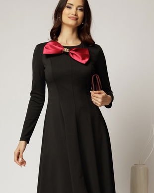 Rochie midi neagra in clini cu funda maxi satinata pe bust