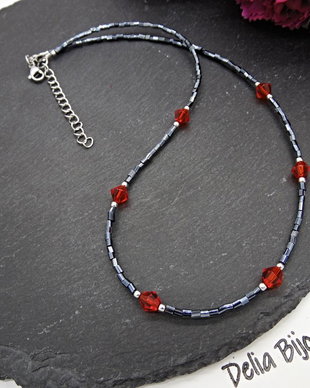 Colier unicat din mărgele tubulare gri închis și cristale de sticlă roșii (cod1364)