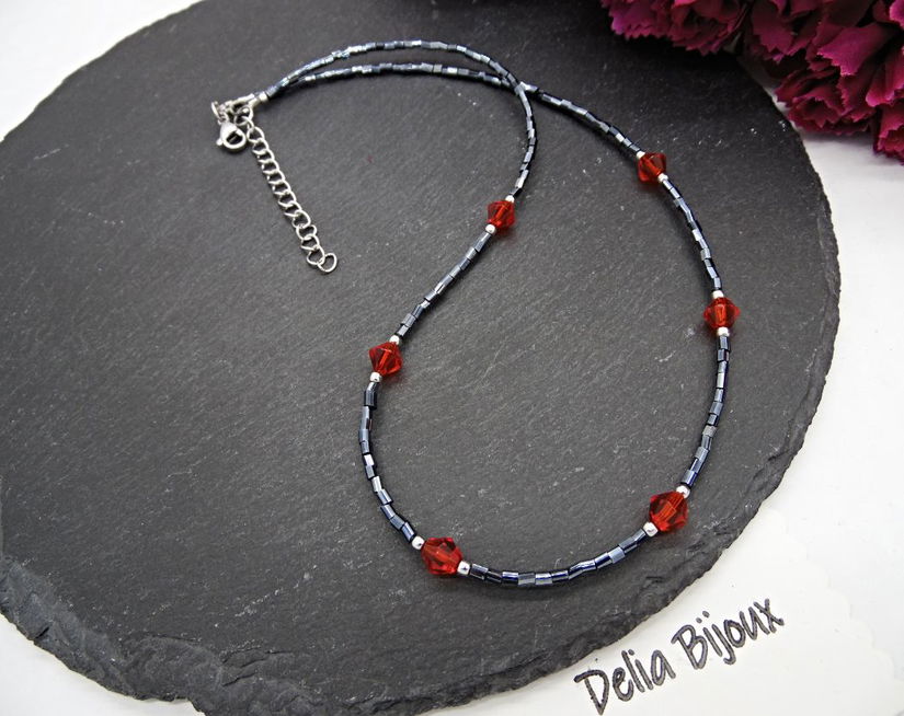Colier unicat din mărgele tubulare gri închis și cristale de sticlă roșii (cod1364)