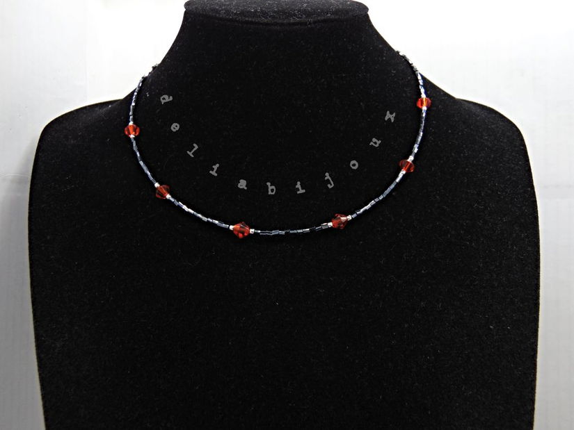 Colier unicat din mărgele tubulare gri închis și cristale de sticlă roșii (cod1364)