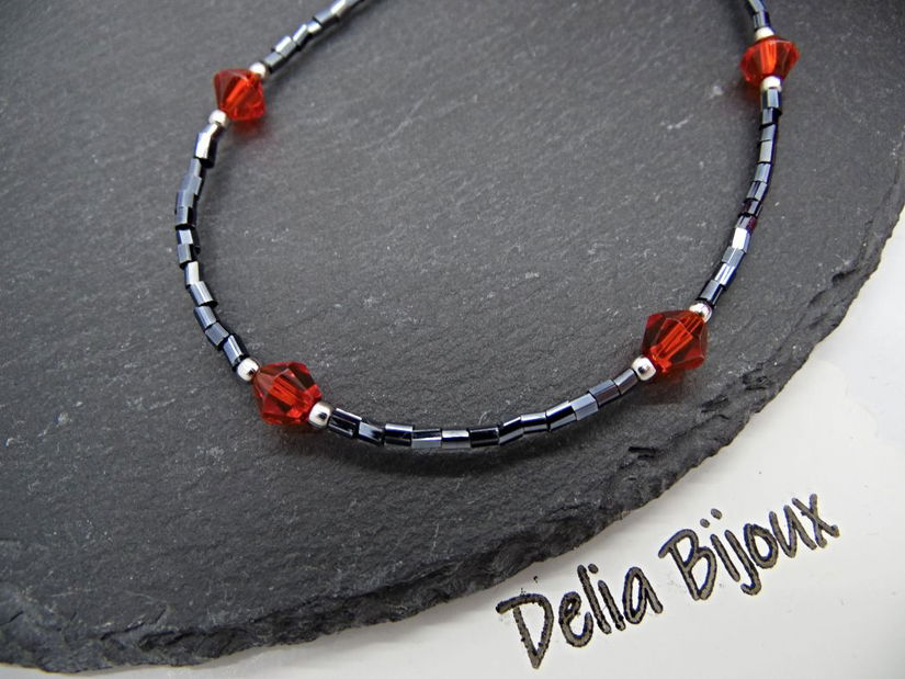 Colier unicat din mărgele tubulare gri închis și cristale de sticlă roșii (cod1364)