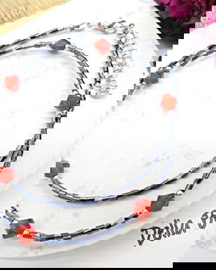 Colier unicat din mărgele tubulare gri închis și cristale de sticlă roșii (cod1364)