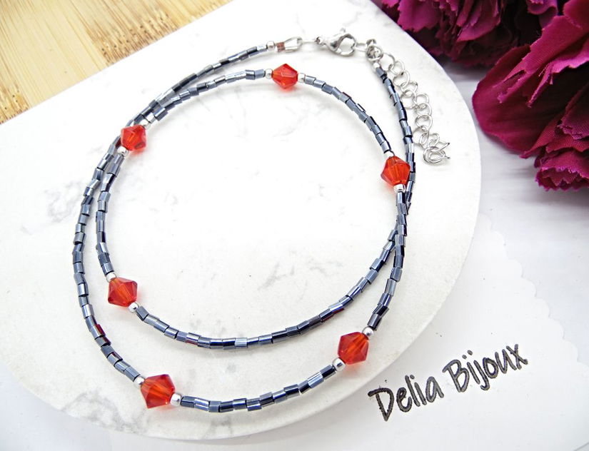 Colier unicat din mărgele tubulare gri închis și cristale de sticlă roșii (cod1364)