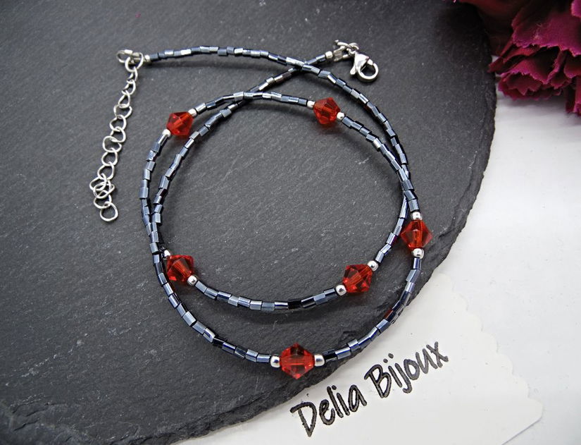 Colier unicat din mărgele tubulare gri închis și cristale de sticlă roșii (cod1364)
