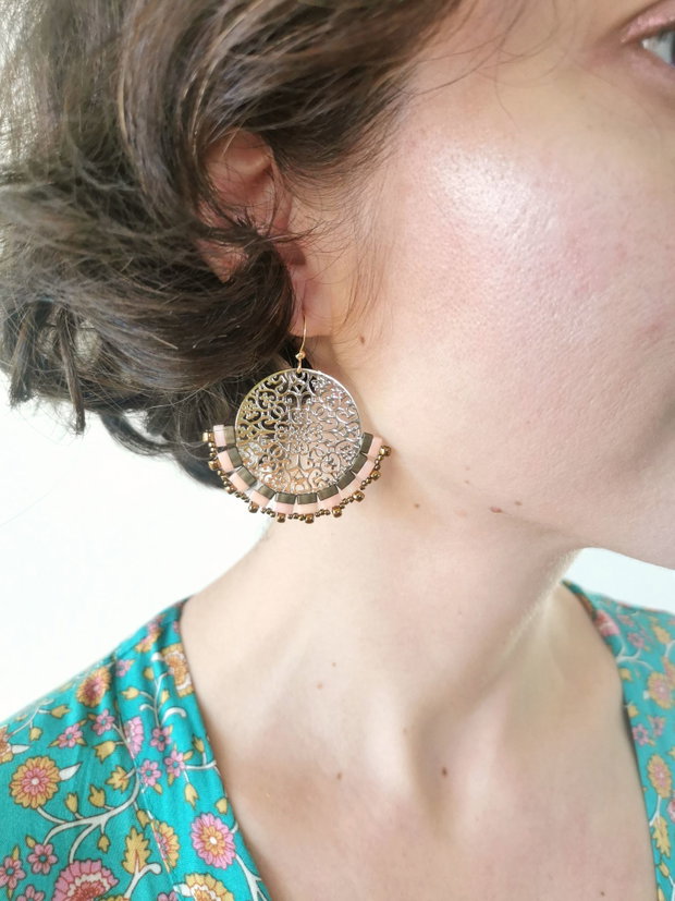 Cercei rotunzi oversized filigran cu margele Tila, cercei statement handmade, cercei Boho roz si auriu