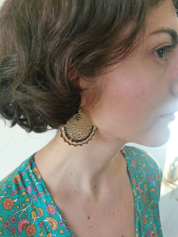 Cercei rotunzi oversized filigran cu margele Tila, cercei statement handmade, cercei Boho roz si auriu