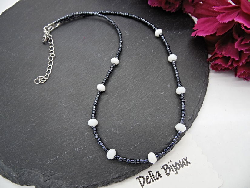 Colier unicat din mărgele de nisip gri și cristale albe fațetate (cod1365)