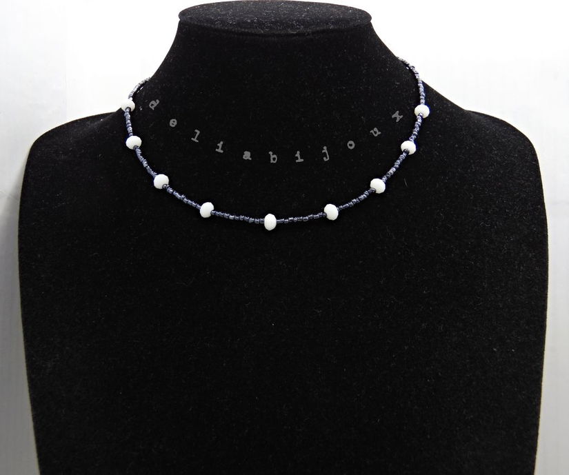 Colier unicat din mărgele de nisip gri și cristale albe fațetate (cod1365)