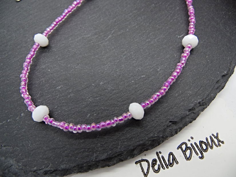 Colier unicat din mărgele de nisip roz și cristale albe fațetate (cod1366)