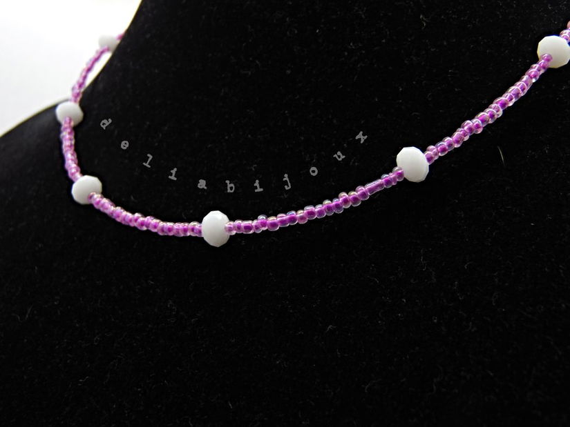 Colier unicat din mărgele de nisip roz și cristale albe fațetate (cod1366)