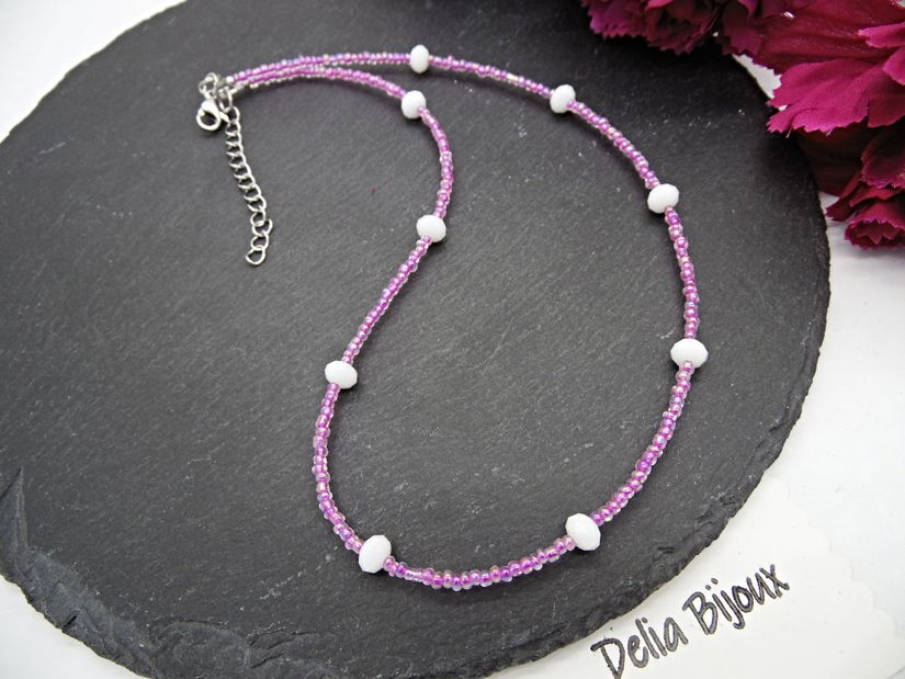 Colier unicat din mărgele de nisip roz și cristale albe fațetate (cod1366)