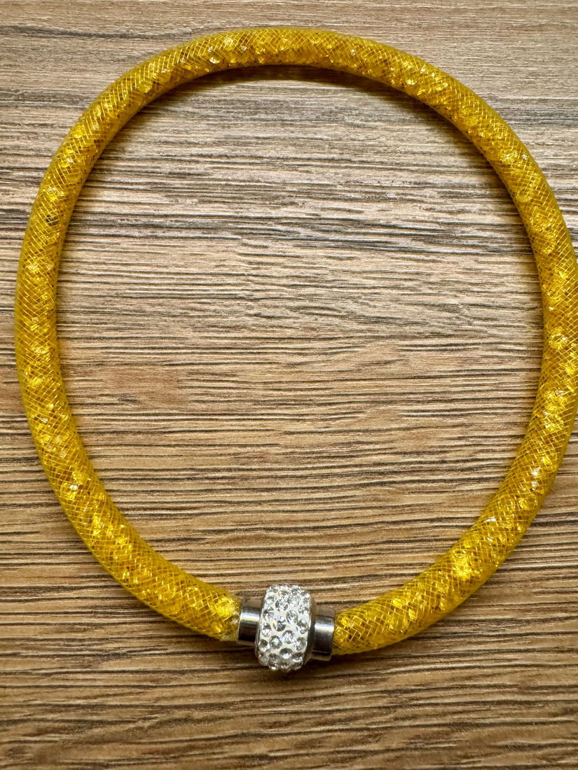 COLIER SWAROVSKI MODEL DEOSEBIT,TUB ,INCHIDERE MAGNETICA