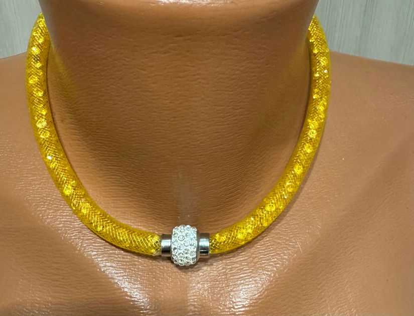 COLIER SWAROVSKI MODEL DEOSEBIT,TUB ,INCHIDERE MAGNETICA