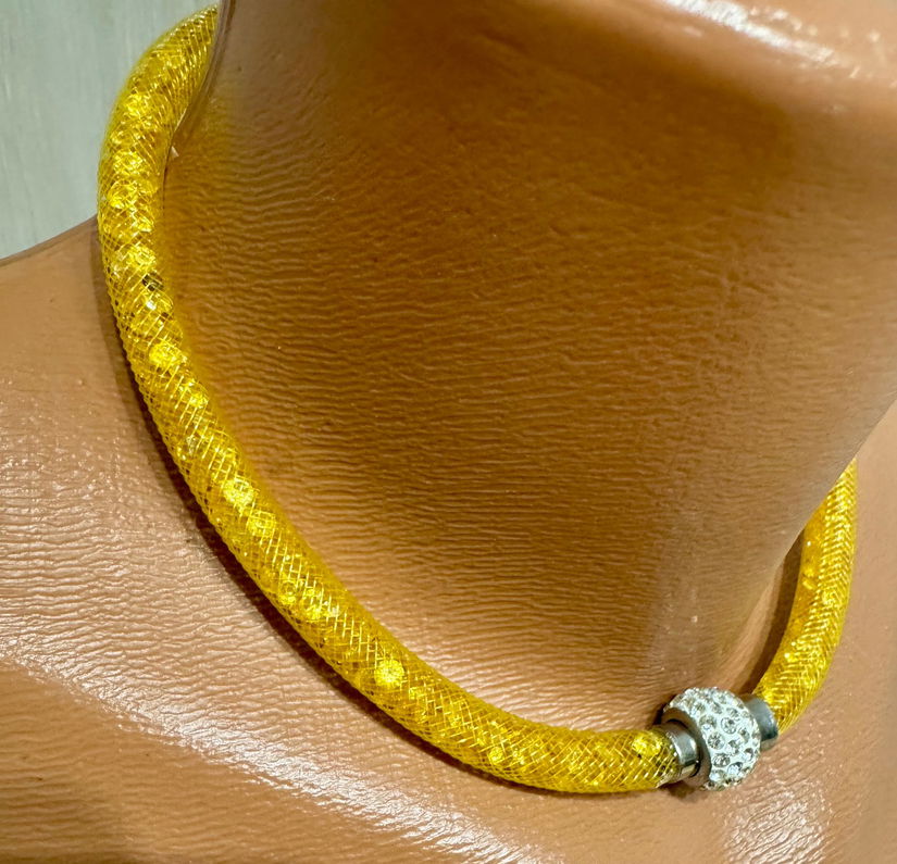 COLIER SWAROVSKI MODEL DEOSEBIT,TUB ,INCHIDERE MAGNETICA