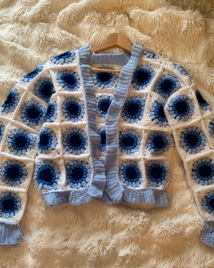 CARDIGAN CROSETAT MANUALA DAMA, MODEL GRANNY SQUARE, UNICAT-MARIMEA S