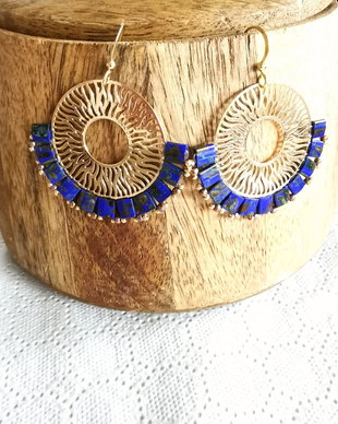 Cercei rotunzi oversized filigran cu margele Tila, cercei statement handmade, cercei Boho albastru si auriu