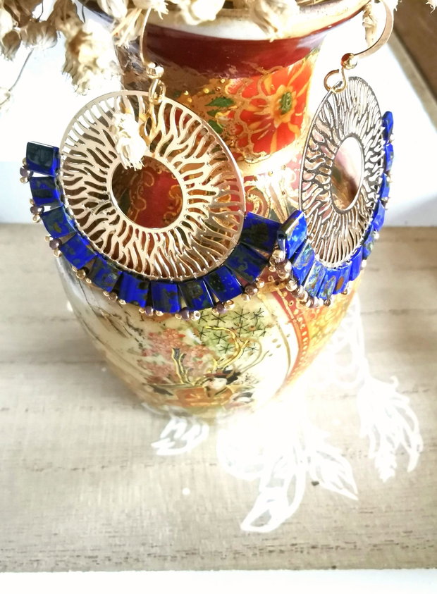 Cercei rotunzi oversized filigran cu margele Tila, cercei statement handmade, cercei Boho albastru si auriu