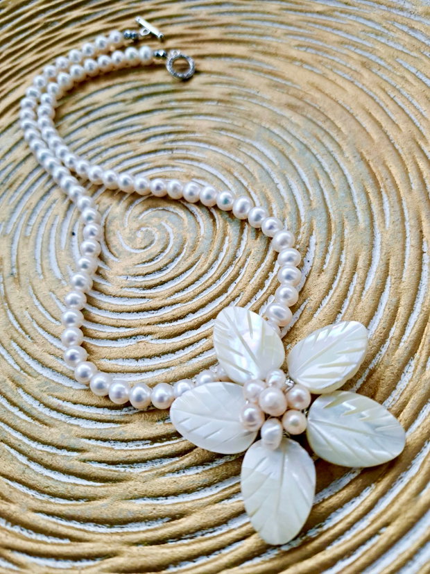 Colier perle de cultura albe & floare sidef natural
