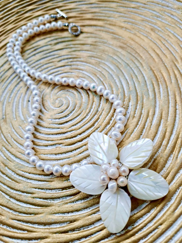 Colier perle de cultura albe & floare sidef natural