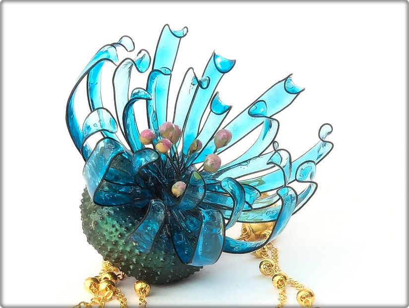 Broșă anemonă de mare artizanală cu arici de mare natural, petale din rășină și lanțuri modulare