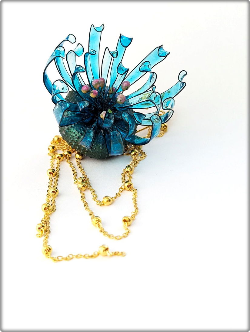 Broșă anemonă de mare artizanală cu arici de mare natural, petale din rășină și lanțuri modulare