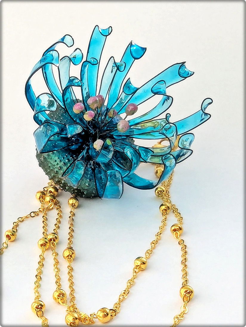 Broșă anemonă de mare artizanală cu arici de mare natural, petale din rășină și lanțuri modulare