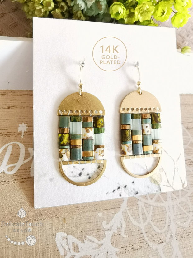 Cercei Boho Dangle cu Tila verzi si auriu, tortite placate cu aur 14k