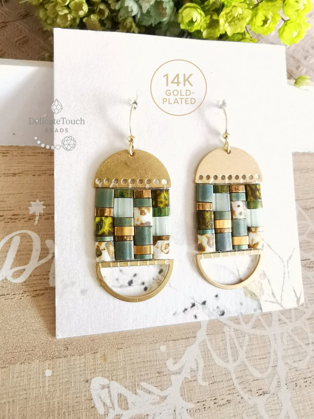 Cercei Boho Dangle cu Tila verzi si auriu, tortite placate cu aur 14k