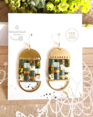 Cercei Boho Dangle cu Tila verzi si auriu, tortite placate cu aur 14k