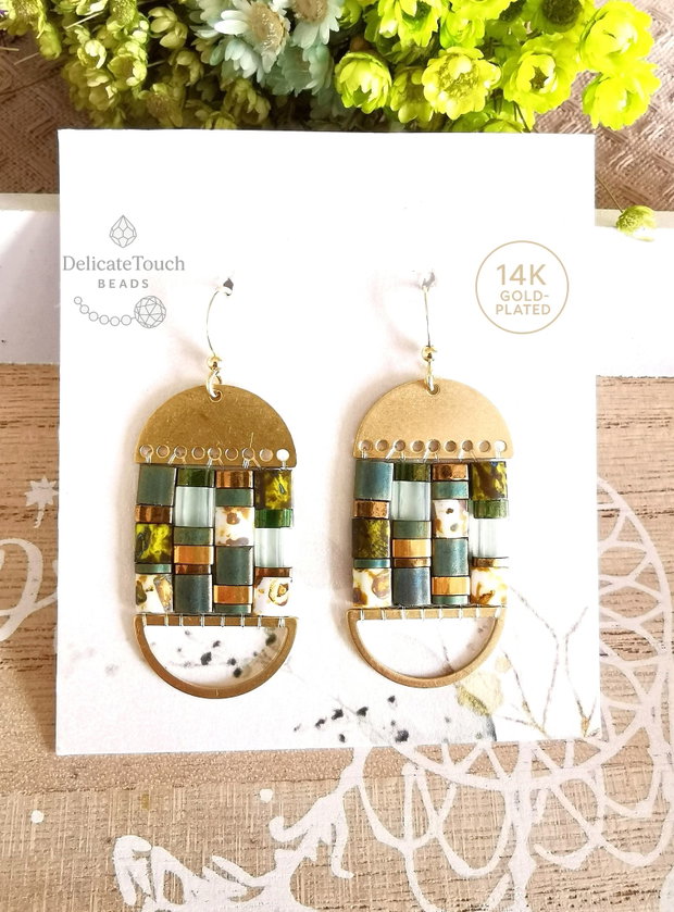 Cercei Boho Dangle cu Tila verzi si auriu, tortite placate cu aur 14k