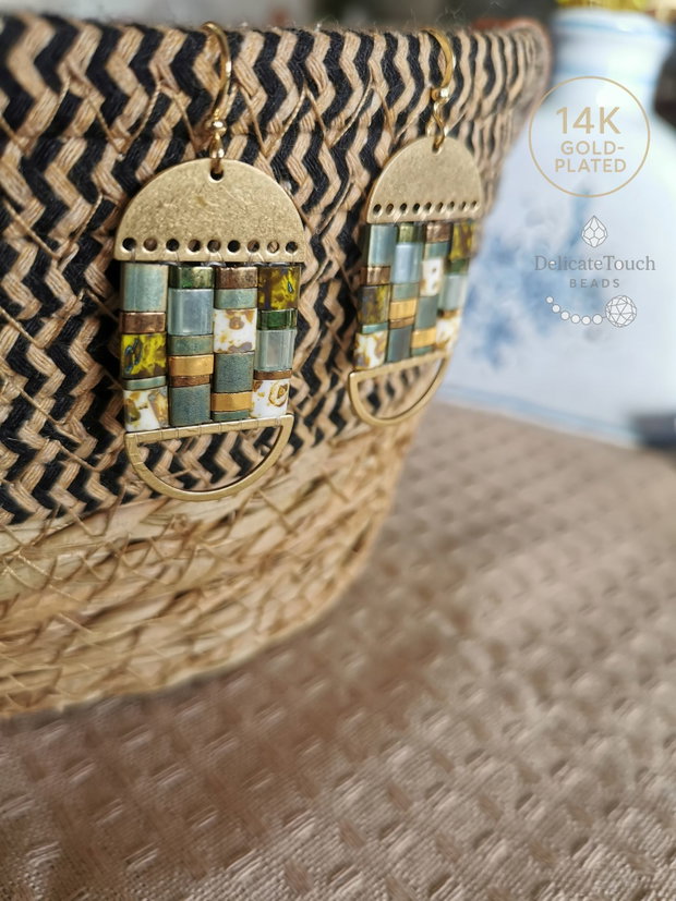 Cercei Boho Dangle cu Tila verzi si auriu, tortite placate cu aur 14k