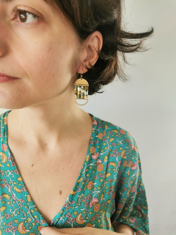 Cercei Boho Dangle cu Tila verzi si auriu, tortite placate cu aur 14k
