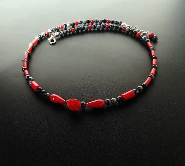 colier rosu si negru , obsidian fulg de nea si coral