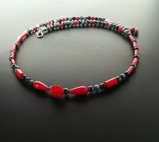 colier rosu si negru , obsidian fulg de nea si coral
