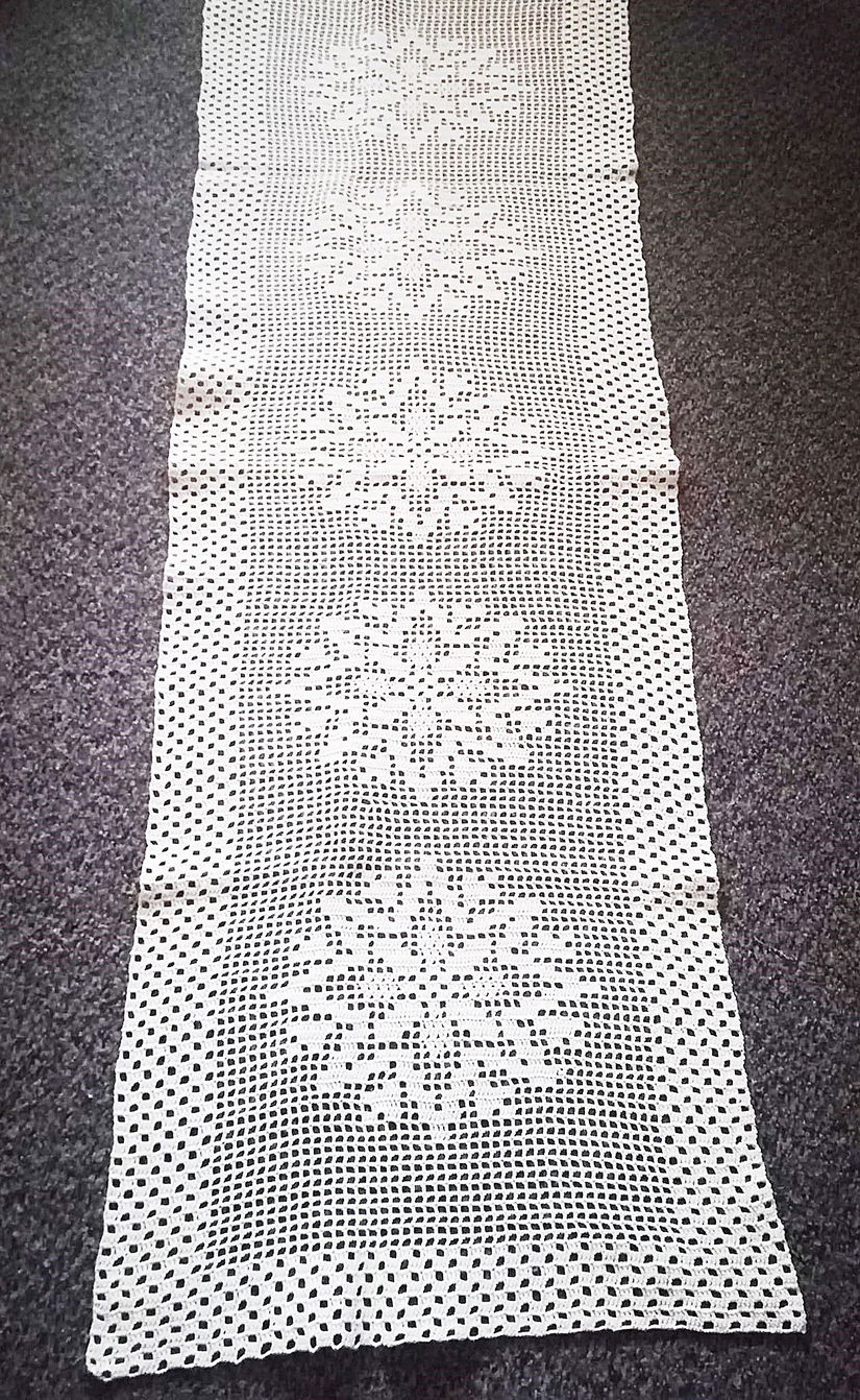 fata de masa noua dantela crosetata crem fulgi de nea 130/42 cm