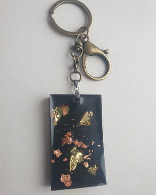 Breloc Handmade din Rășină Epoxidică Negru cu Foite Aurii