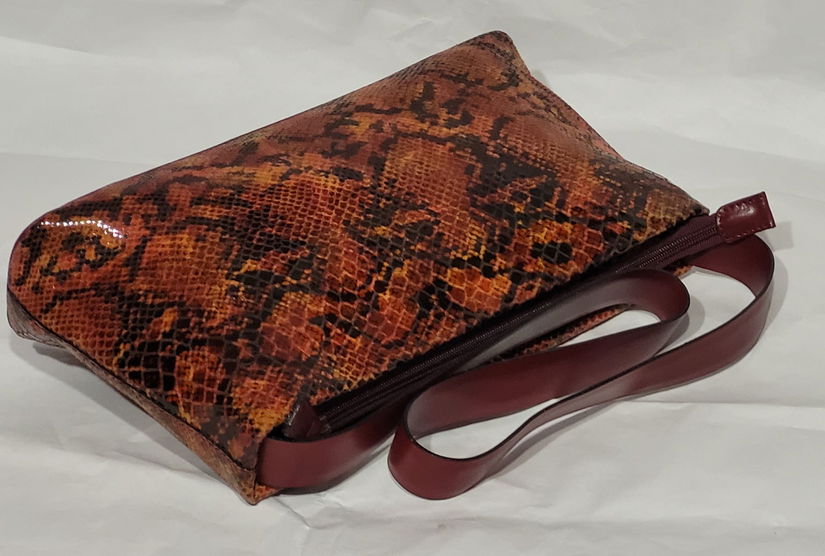 Geanta piele naturala  cu print sarpe
