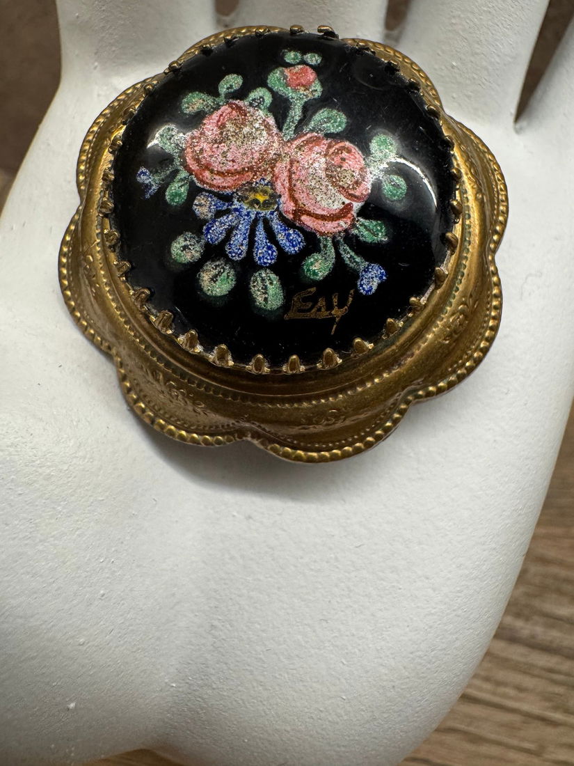 BROSA VINTAGE ALAMA ANII 30 PORTELAN PICTAT MANUAL ,SEMNAT