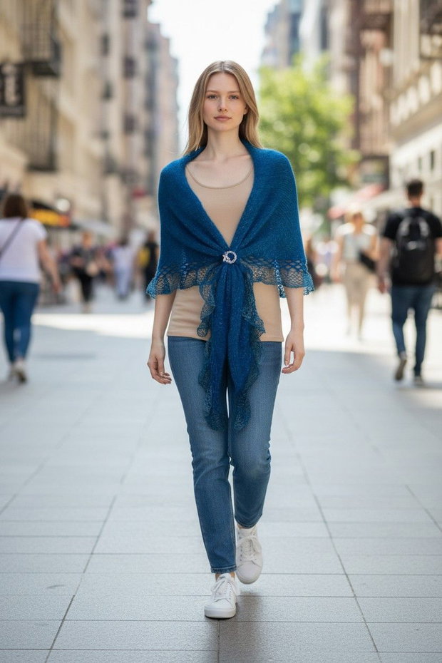 Șal triunghiular tricotat manual din mohair, lurex și fir cu efect Albastru