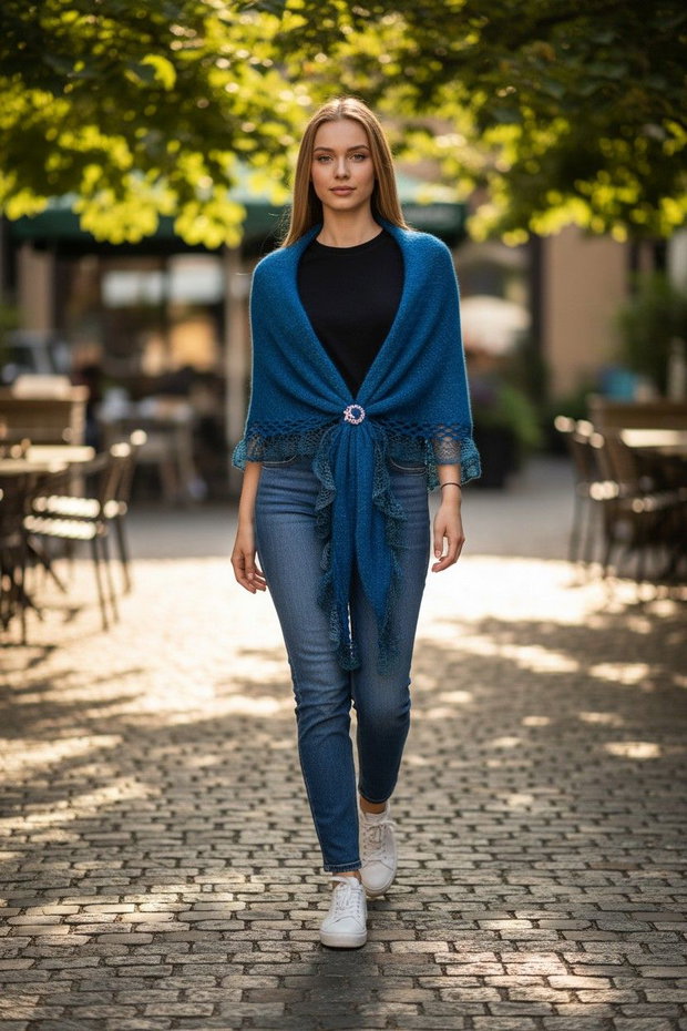 Șal triunghiular tricotat manual din mohair, lurex și fir cu efect Albastru