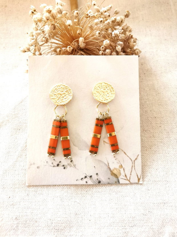 Cercei statement cu margele Tila corai si elemente placate cu aur, handmade