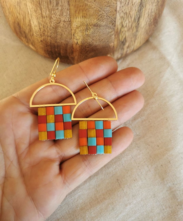 Cercei mozaic colorati handmade, cu margele Tila si tortite placate cu aur