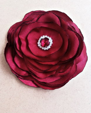 Brosa floare visinie mare cu cristale 12,5 cm