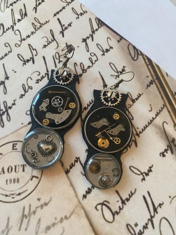 Cercei Gotici Negri・Cercei steampunk・Cercei punk handmade din piele・Cercei rock