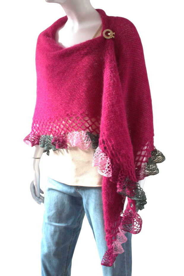 Șal triunghiular roz cyclam din mohair cu fir efect culoare vibrantă, textură fină și stil modern
