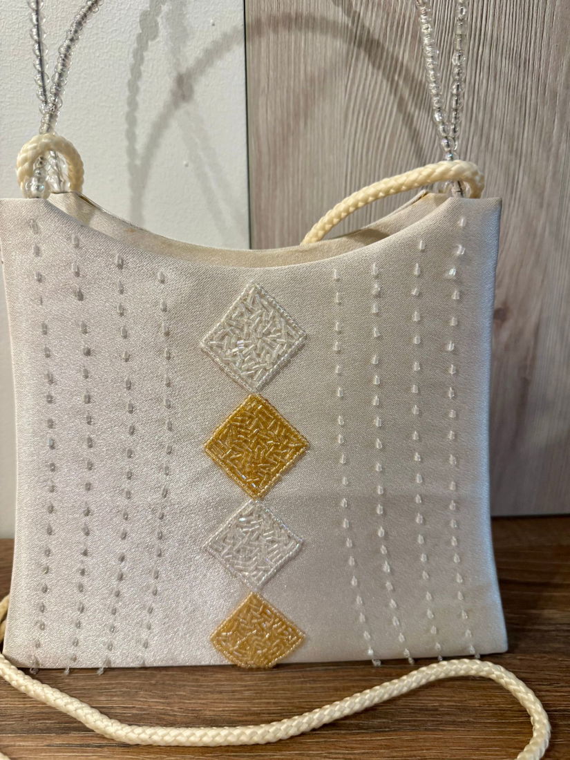 POSETA  1970 DIN MATERIAL SATINAT CU BRODERIE SI MANERE DIN MARGELE