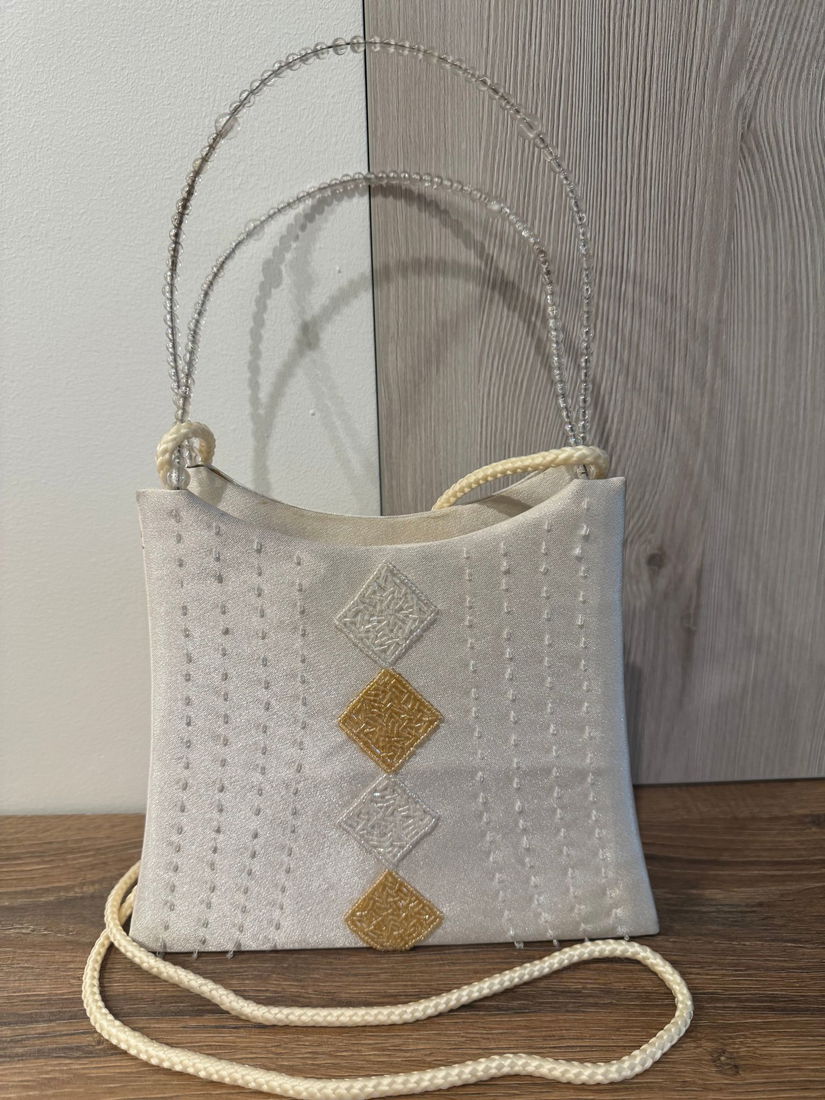 POSETA  1970 DIN MATERIAL SATINAT CU BRODERIE SI MANERE DIN MARGELE