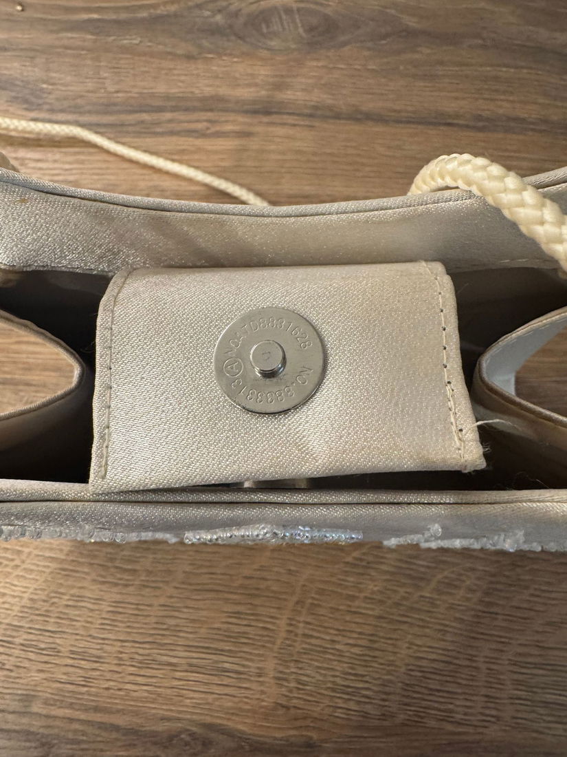 POSETA  1970 DIN MATERIAL SATINAT CU BRODERIE SI MANERE DIN MARGELE