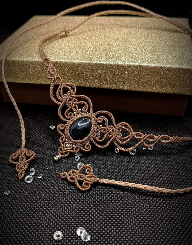 Colier delicat micromacrame cu piatra soarelui