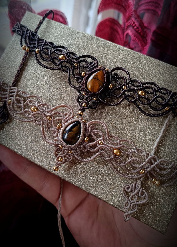 Colier choker micromacrame cu ochi de tigru
